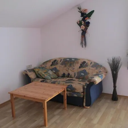 Fuer Zwei Erwachsene Und Ein Kind Mit Balkon Apartman *